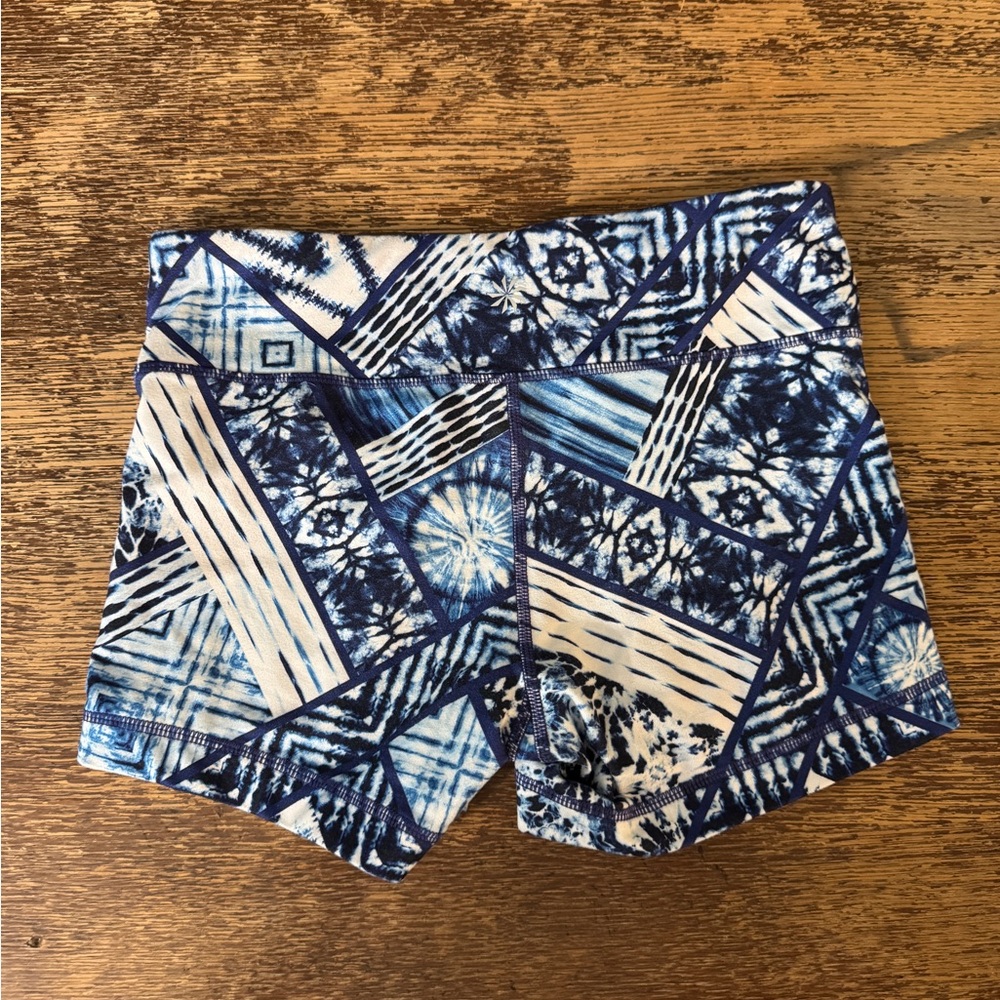 Athleta Batik Chaturanga Blue Patterned Bike Shorts - Picture 4 of 4